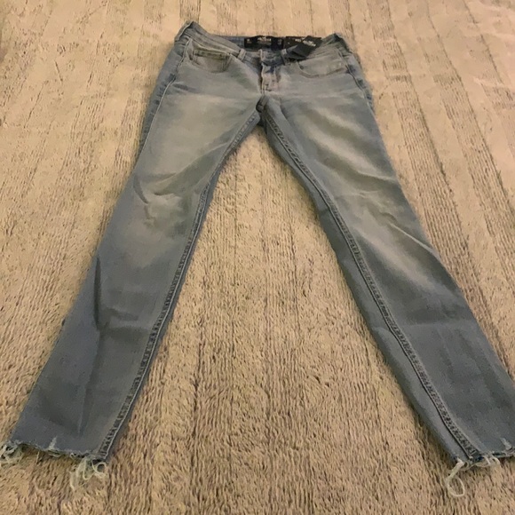 Hollister Low Rise Super Skinny Jeans in a Light Wash - Size 25 - Picture 2 of 5
